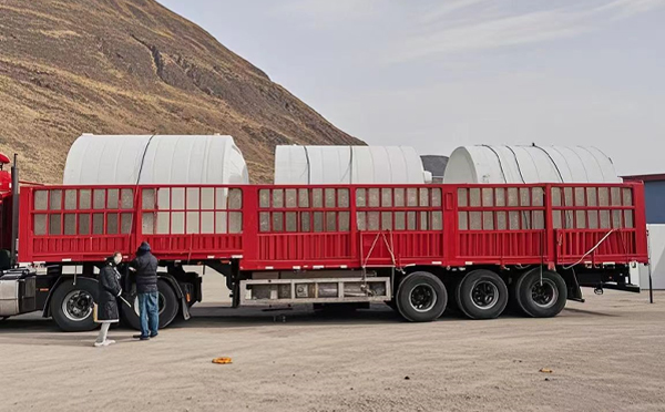 康乐塑料桶装车完毕准备运输中