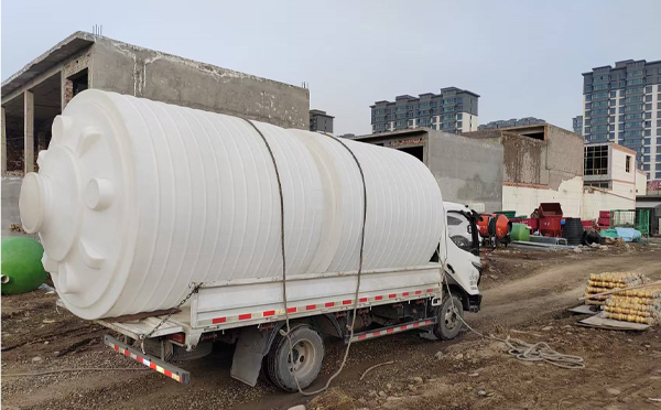 PE康乐塑料大桶运输中