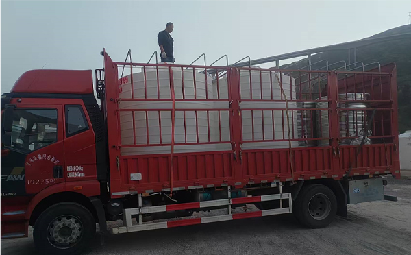 康乐立式运输桶安排发货现场